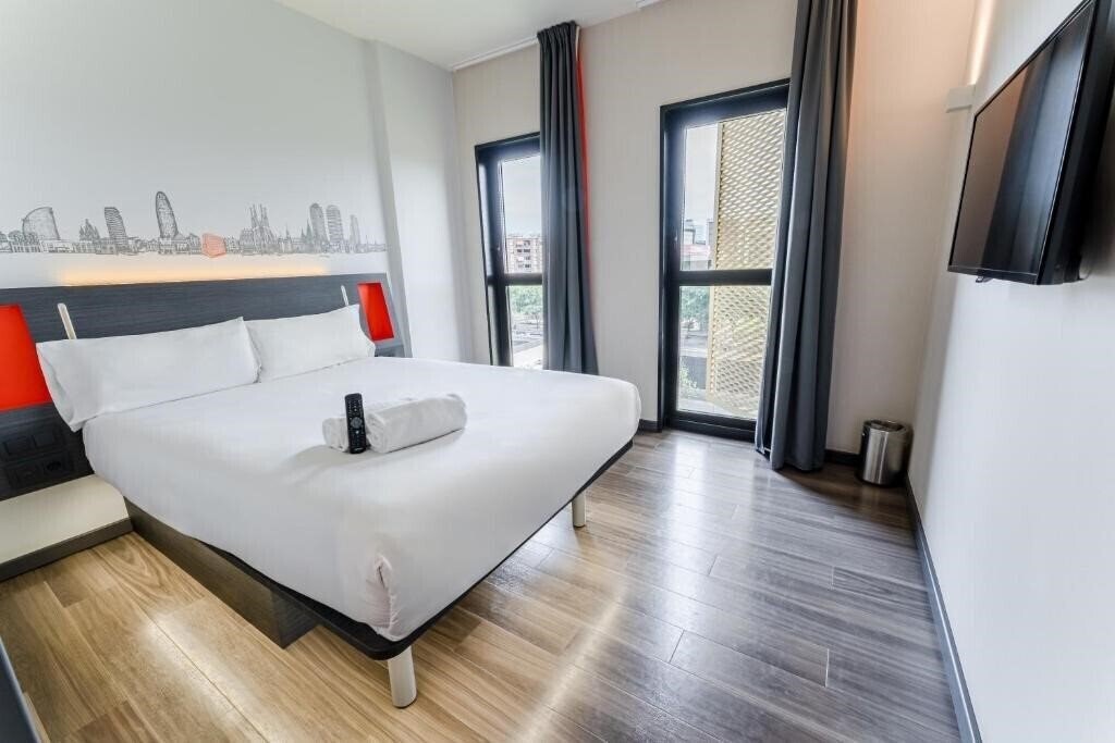 Отель Easyhotel Barcelona Fira 1*