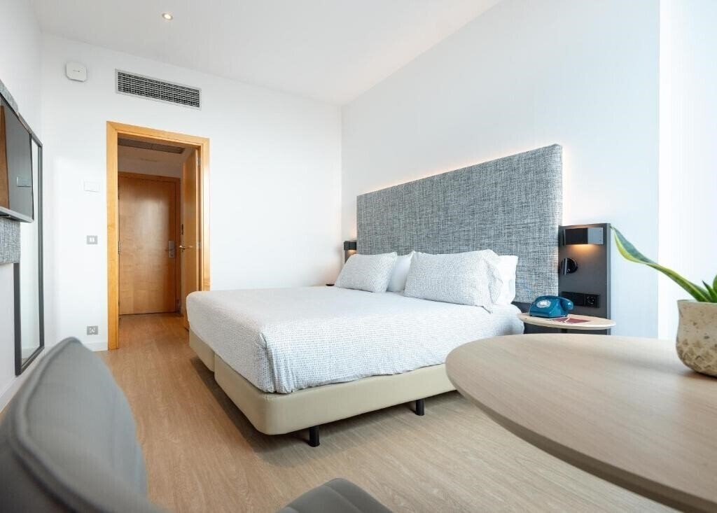 Hotel INNSiDE by Melia Barcelona Aeropuerto 4*