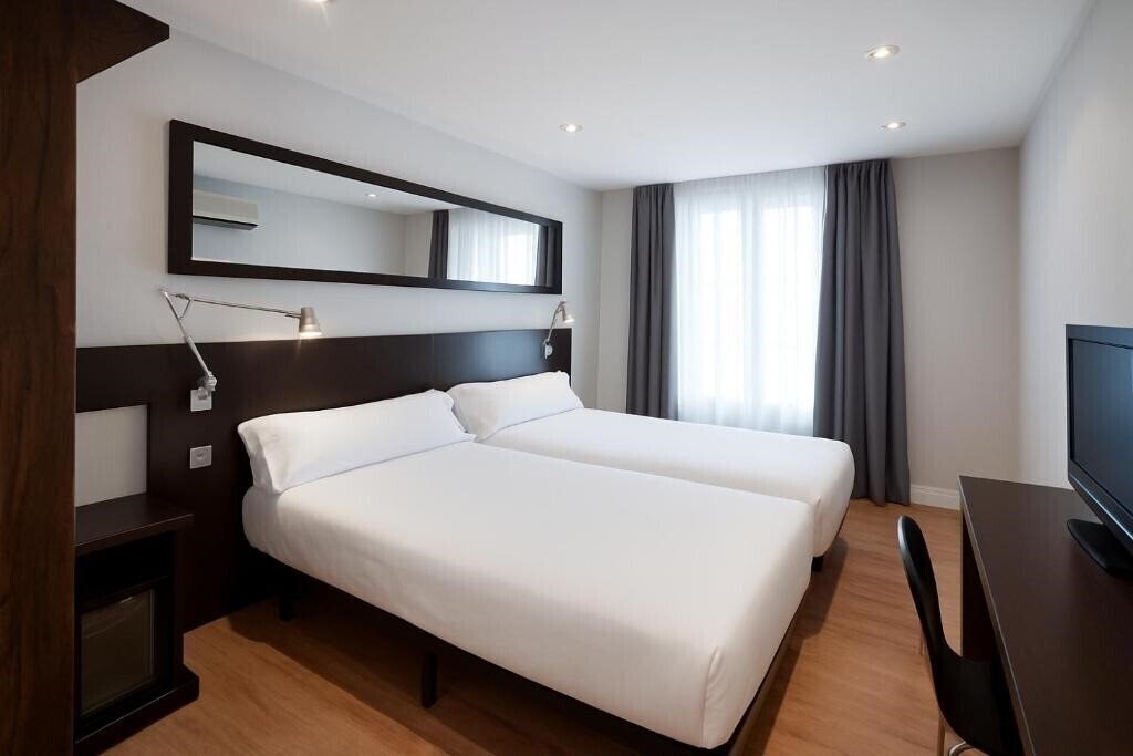 Готель Petit Palace Arana 3*