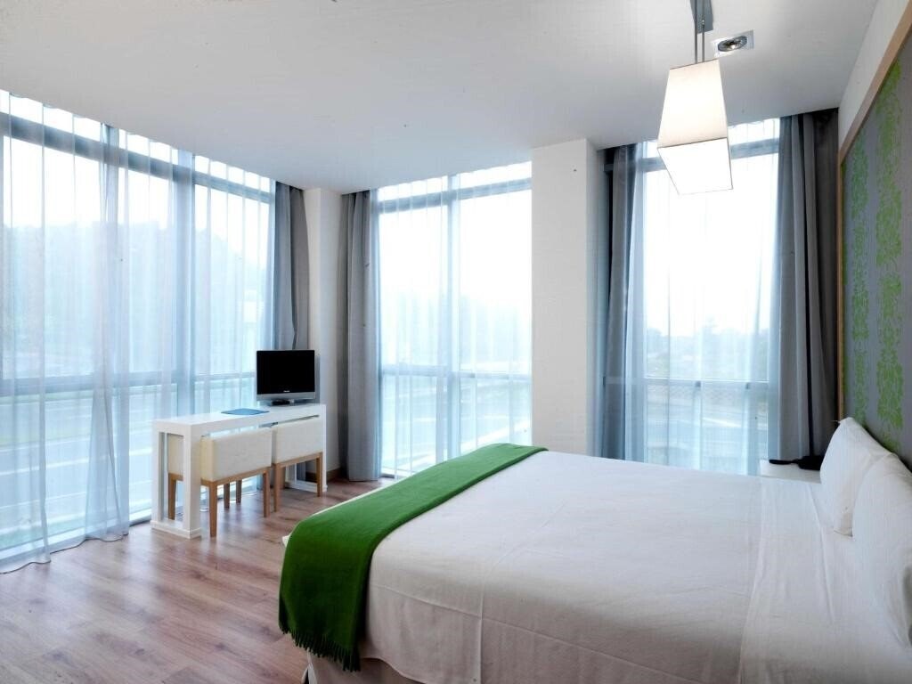 Hotel Nh La Avanzada 4*