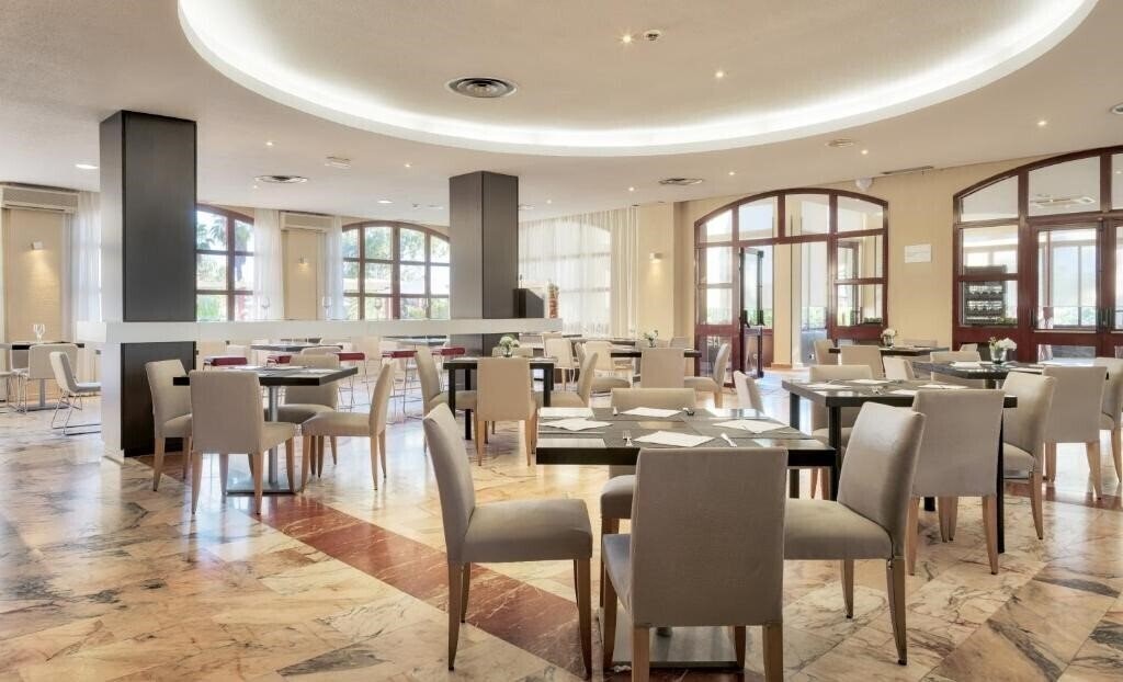 Zdjęcie Ilunion Golf Badajoz (ex. Confortel Golf Badajoz) 4*