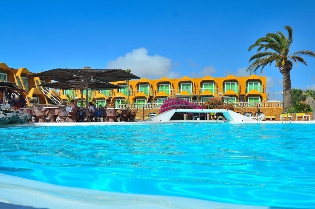 Готель Apartamentos La Piramide 3*