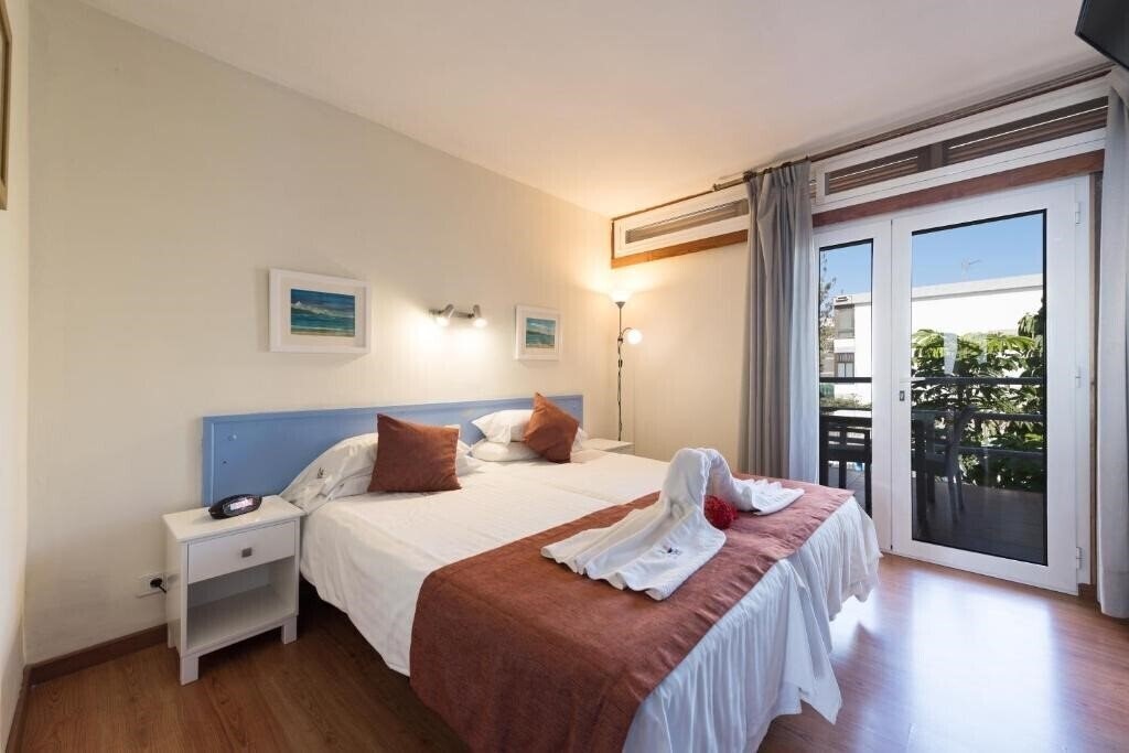 Готель Apartamentos El Paseo 3*