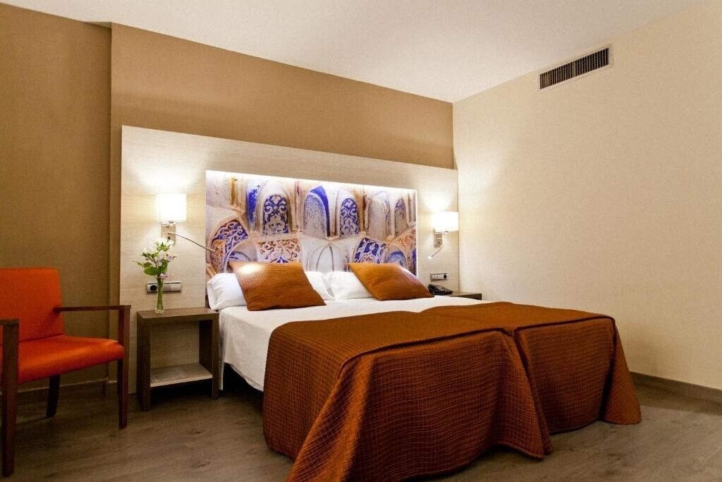 Готель Corona de Granada 4*