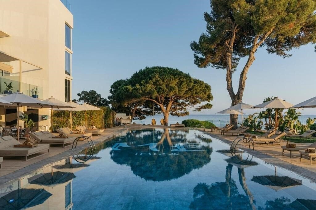 Готель Me Ibiza 5*