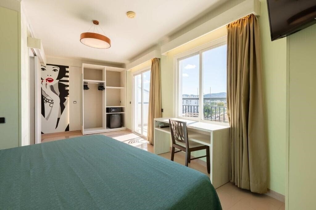 Фотографія The Red Hotel By Ibiza Feeling 2*