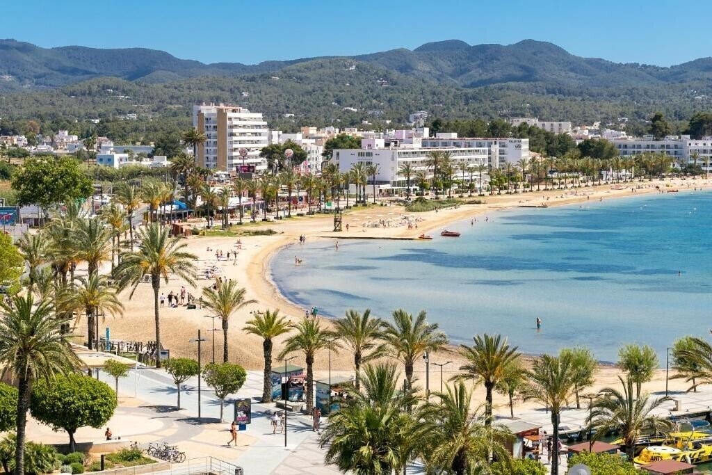 Готель The Red Hotel By Ibiza Feeling 2*