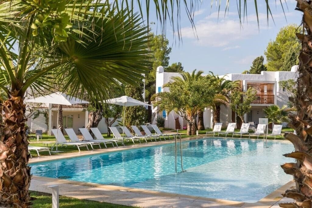 Готель Cala Llenya Resort Ibiza 4*