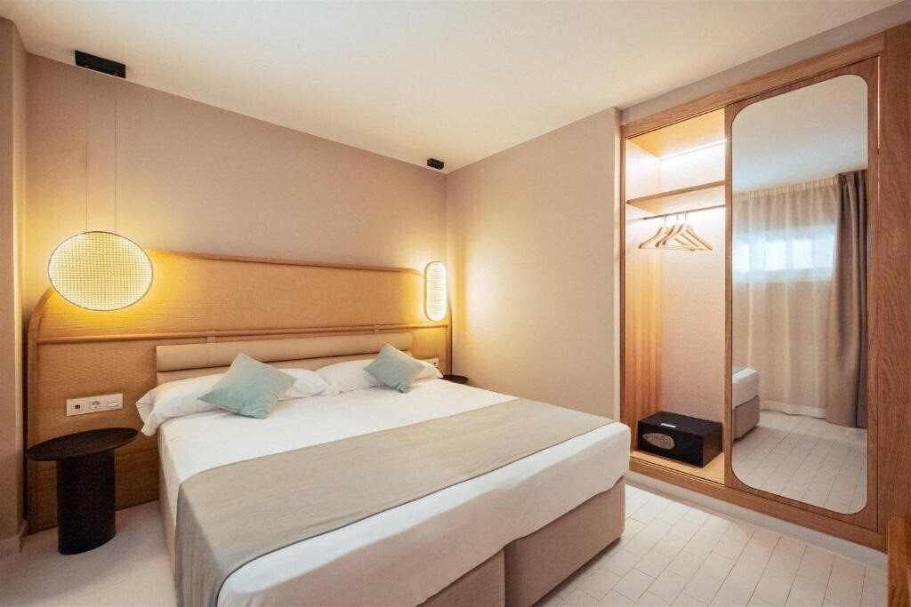 Фотографія AMA Ibiza Beachfront Suites 4*