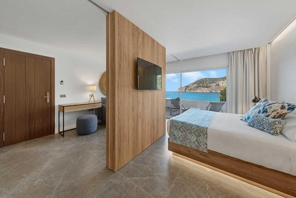 Фото Aparthotel Bahia Suites Camp De Mar 4*