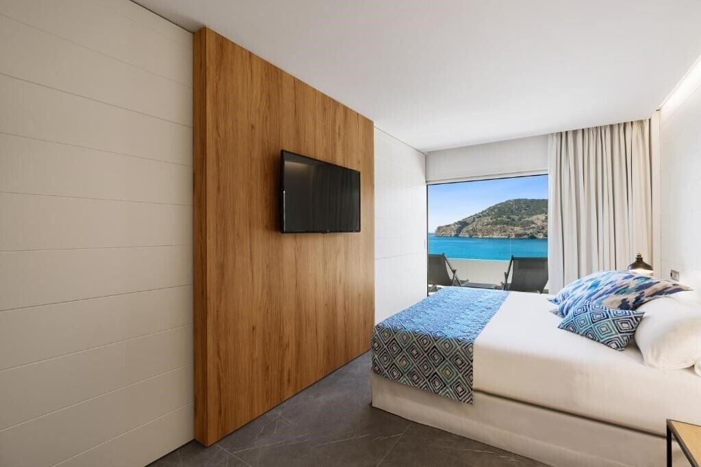 Зображення Aparthotel Bahia Suites Camp De Mar 4*
