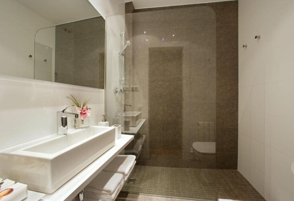 Фотографія Habitat Apartments Tessa 4*