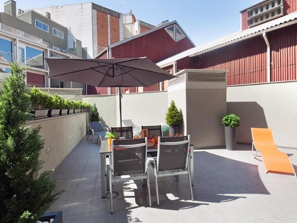 Готель Charm Suites 3*