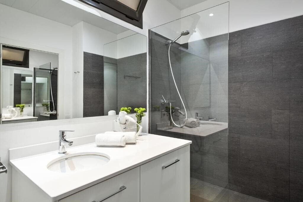 Фотографія Fira Apartments by gaiarooms (ex. Ding Dong Fira Apartments) 3*