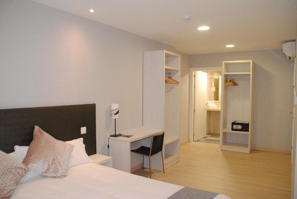 Фото Hostal Aslyp 114 Barcelona 2*