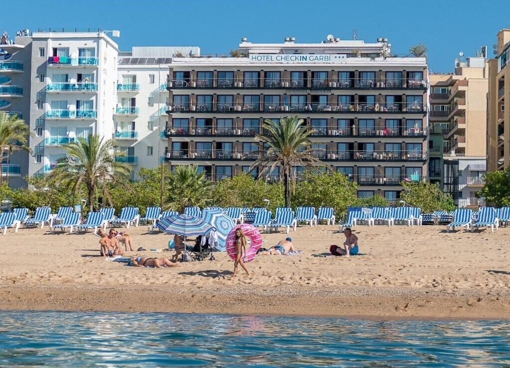 Отель Hotel Checkin Garbi 3*