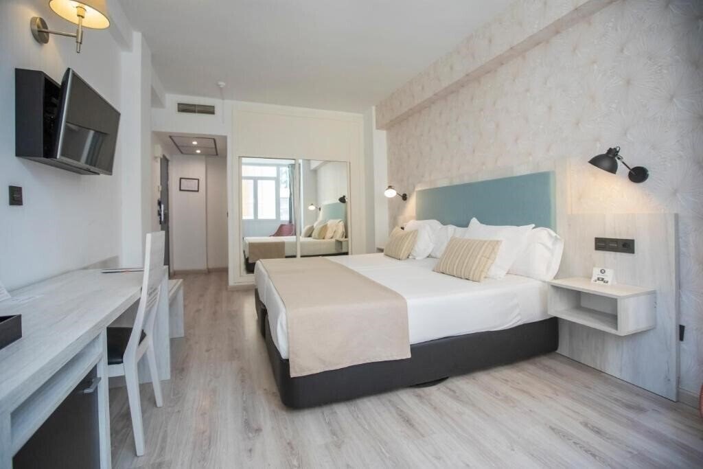 Готель Bahia Malaga 3*