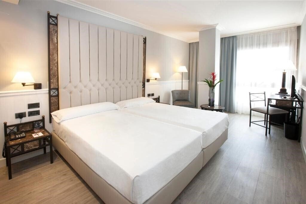 Готель Husa Gran Via 4*