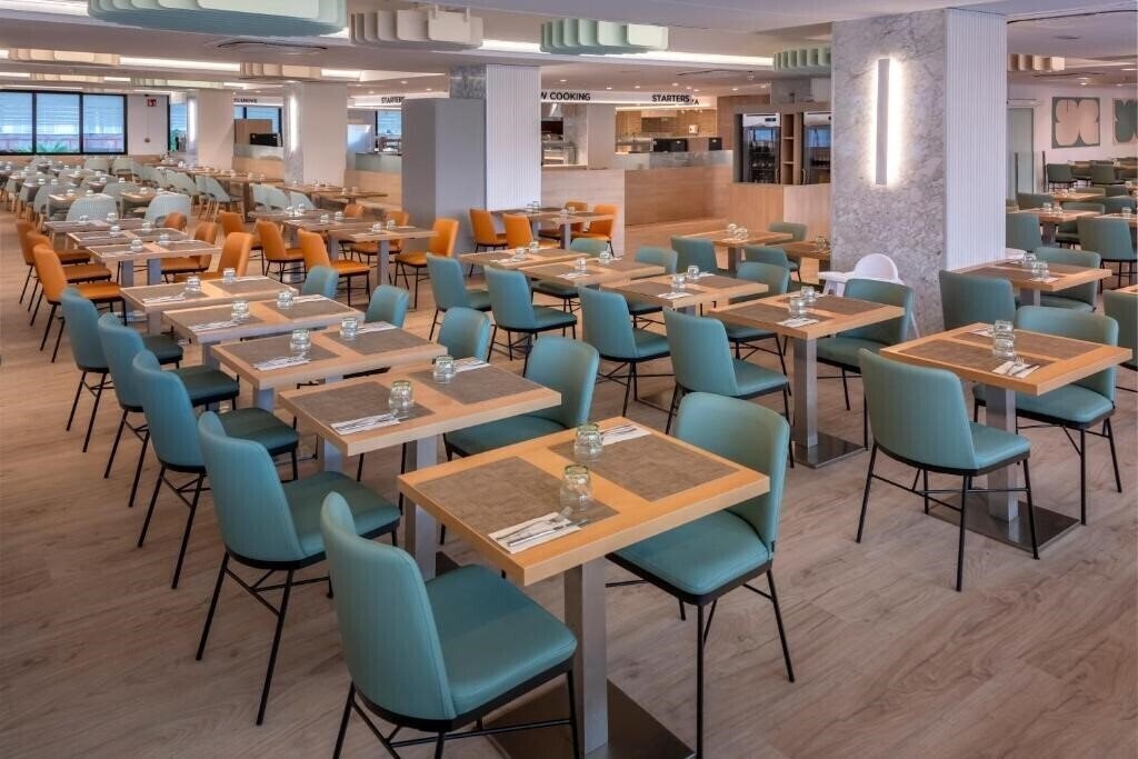 Zdjęcie GHT Oasis Park & SPA 4*