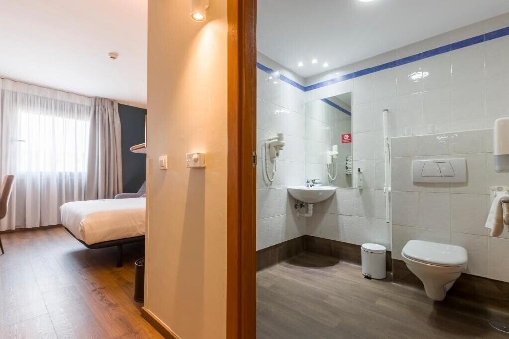 Фотографія Travelodge Madrid Alcala De Henares (ex. Campanile Madrid Alcala De Henares) 3*