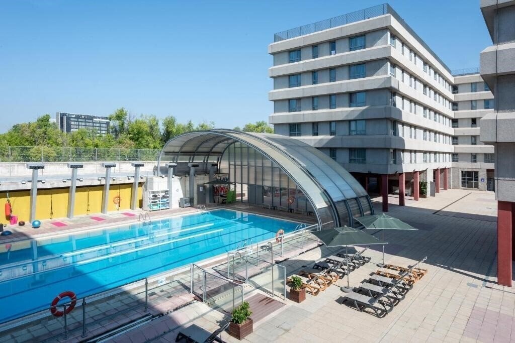 Готель Tryp Madrid Airport Suites 2*