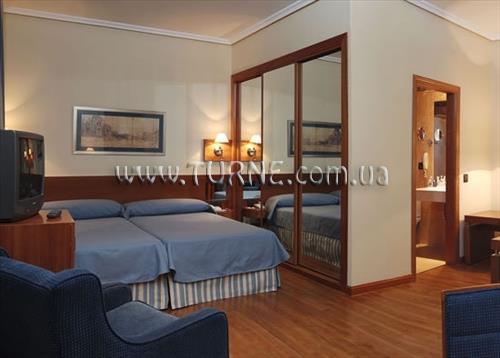 Готель Tryp Atocha 4*