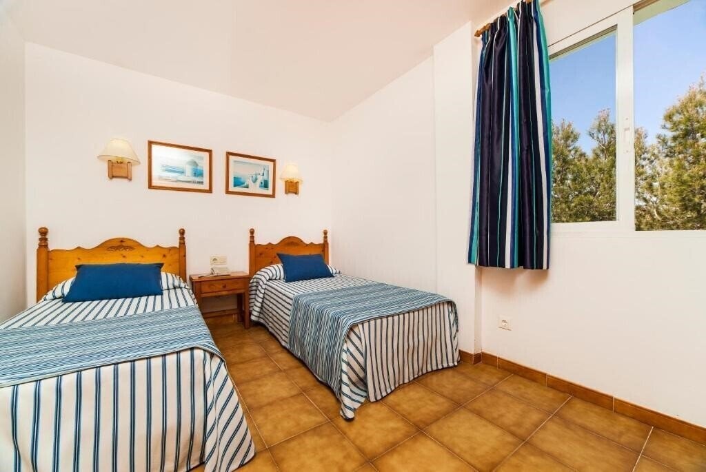 Фотографія Globales Apartamentos Cala Vinas 3*