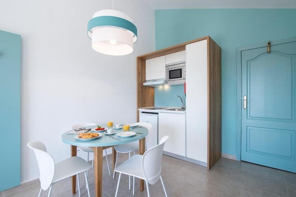 Фотографія Pierre Vacances Apartamentos Menorca Club Blanes 3*