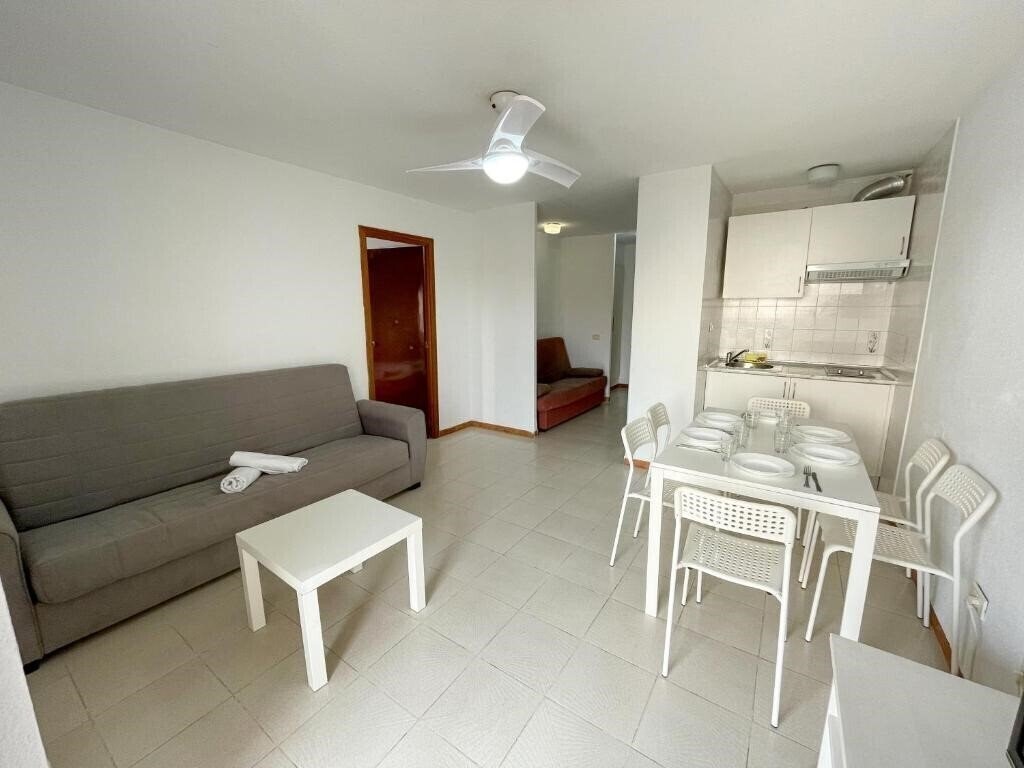 Фотографія Apartamentos Bernat Pie De Playa 3000 3*