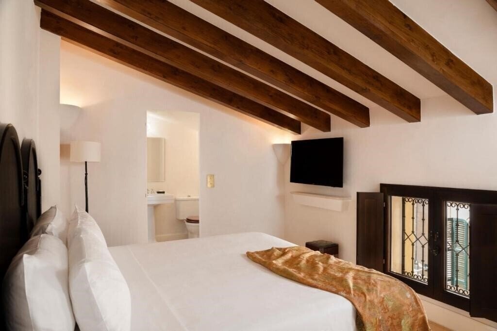 Отель Portella 5*