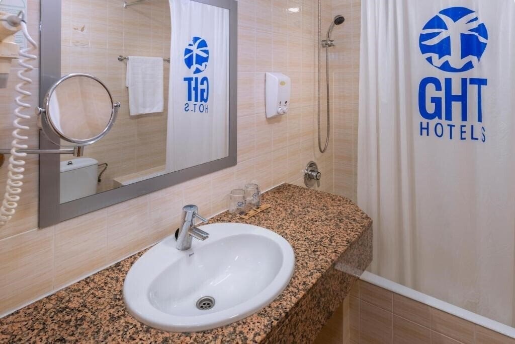 Фотографія Hotel GHT Xaloc 3*