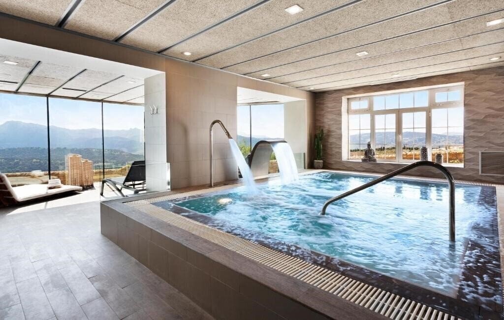 Готель Catalonia Reina Victoria Wellness & Spa 4*