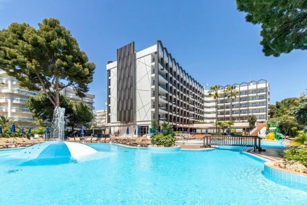 Готель Golden Avenida Family Suites 4*