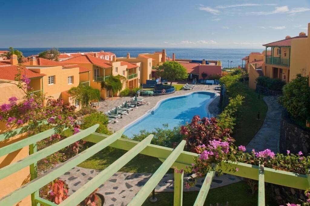 Hotel Apartamentos La Caleta 3*