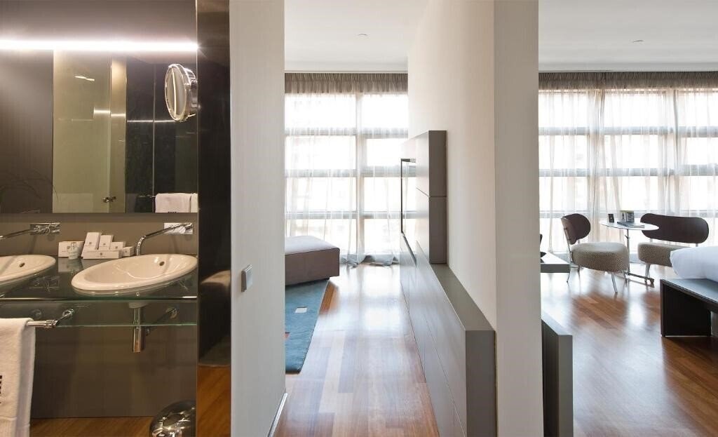 Фотографія Reina Petronila Hotel 5*