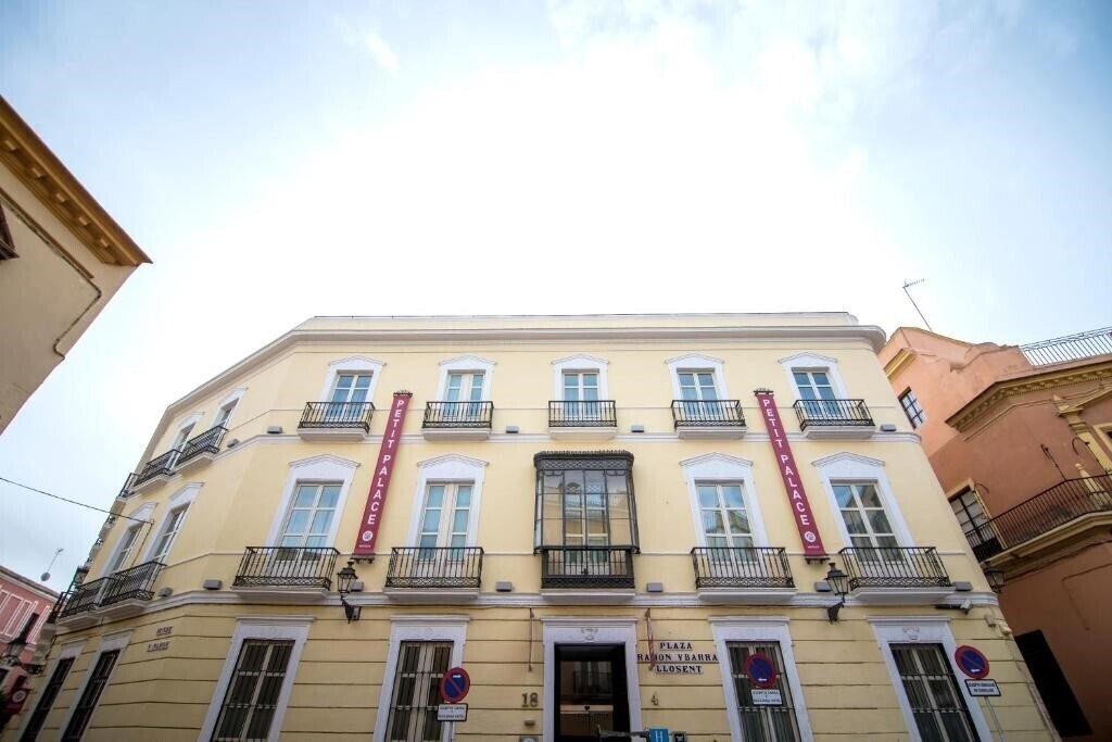 Hotel Petit Palace Santa Cruz 4*