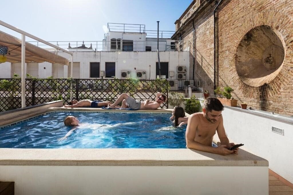 Hotel Oasis Backpackers Hostel Sevilla 2*