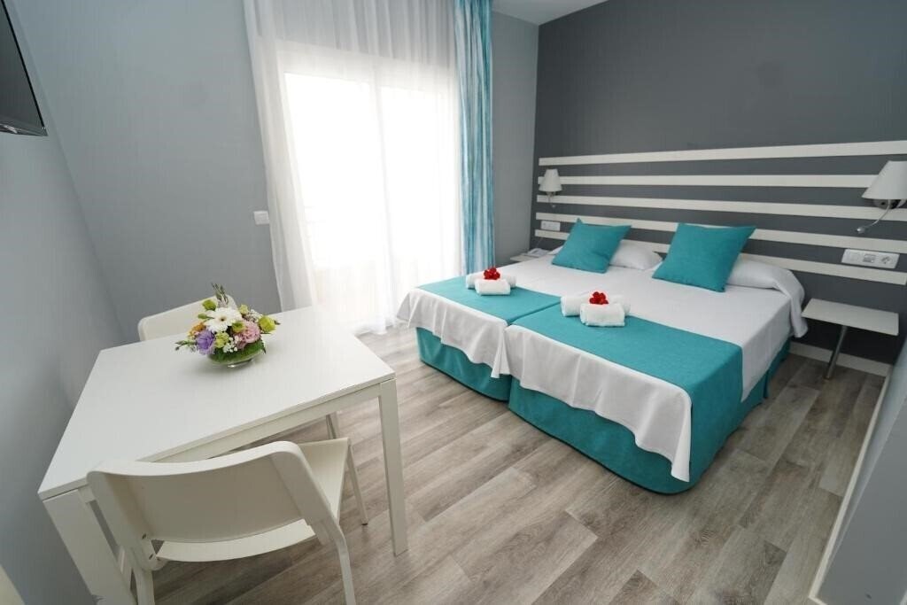 Готель Bambi Apartments 2*