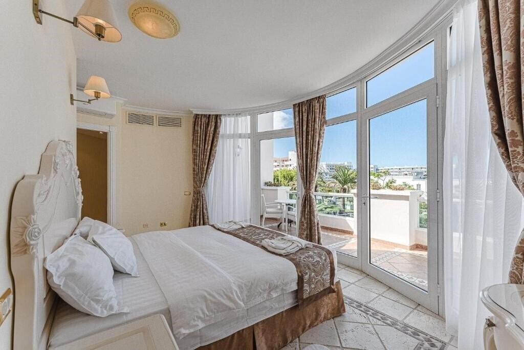 Obraz Flamingo Suites 4*