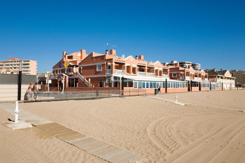Готель Lloyds Beach Club 3*
