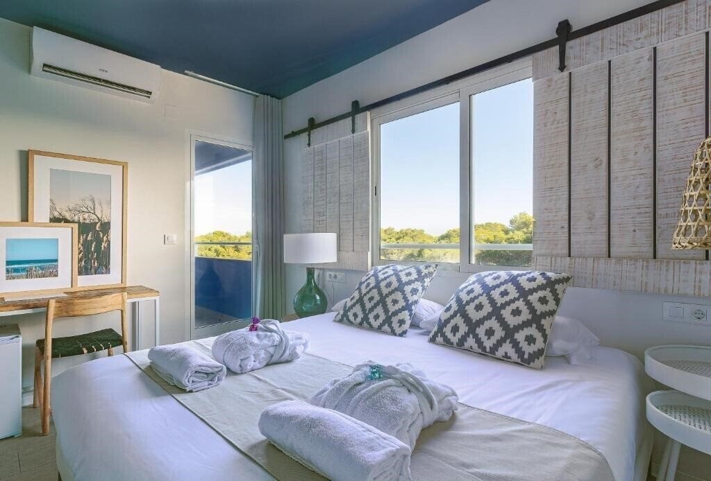 Отель YOU & CO Saler Beach Boutique 3*