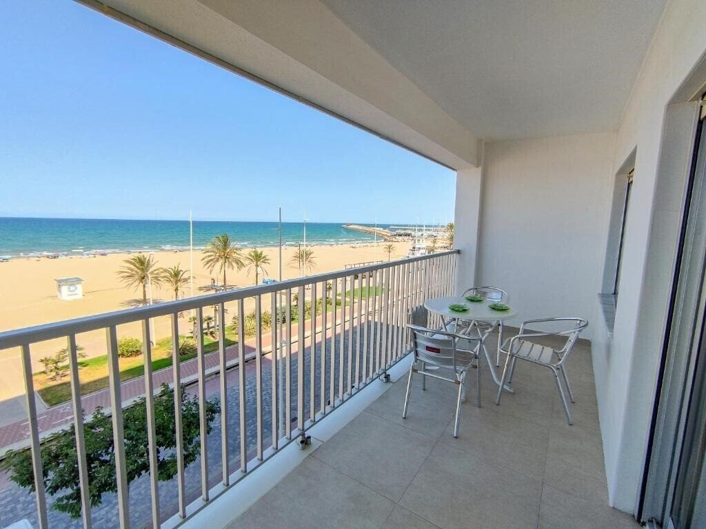 Готель Apartamentos Gandia Primera Linea De Playa 3000 3*