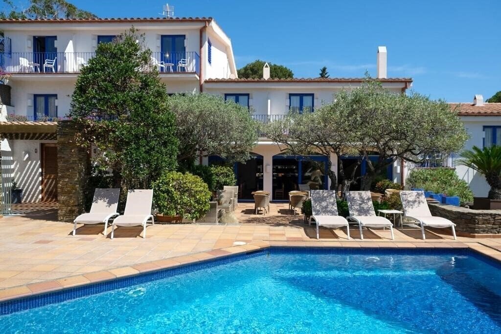Отель Hotel Blaumar Cadaques 3*