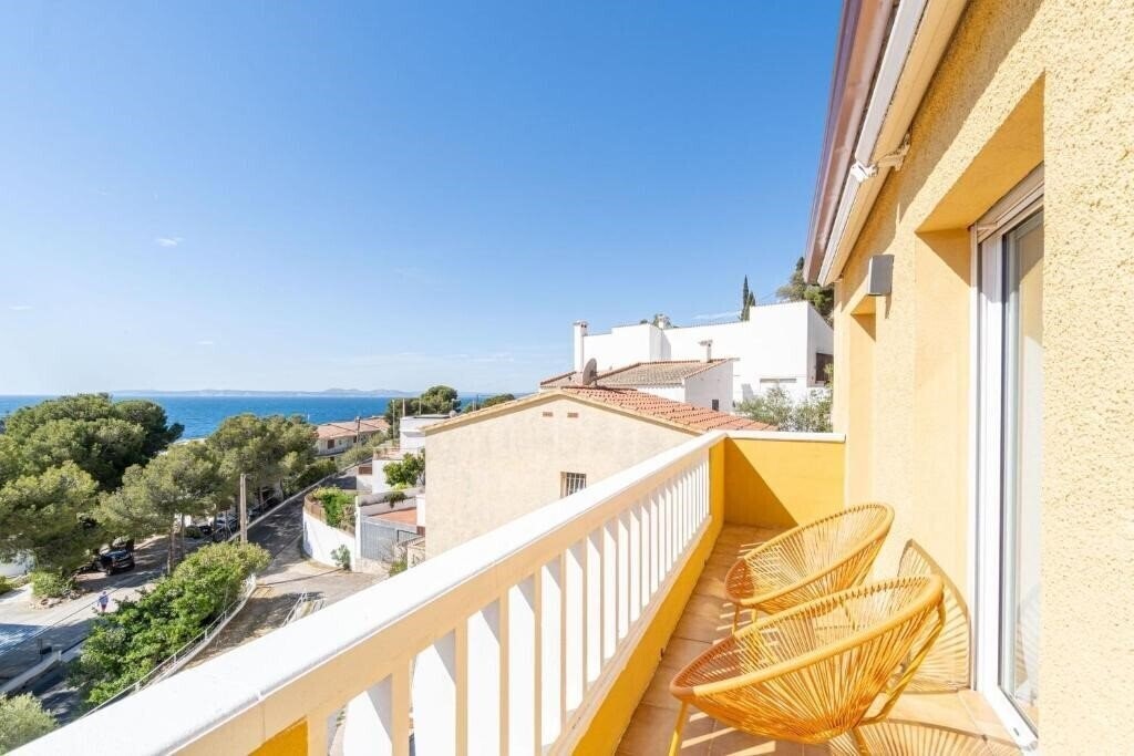 Отель Roses House Beach 3*