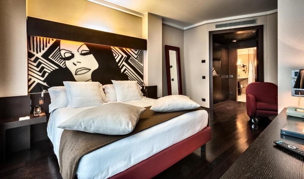 Отель Crowne Plaza Milan City 4*