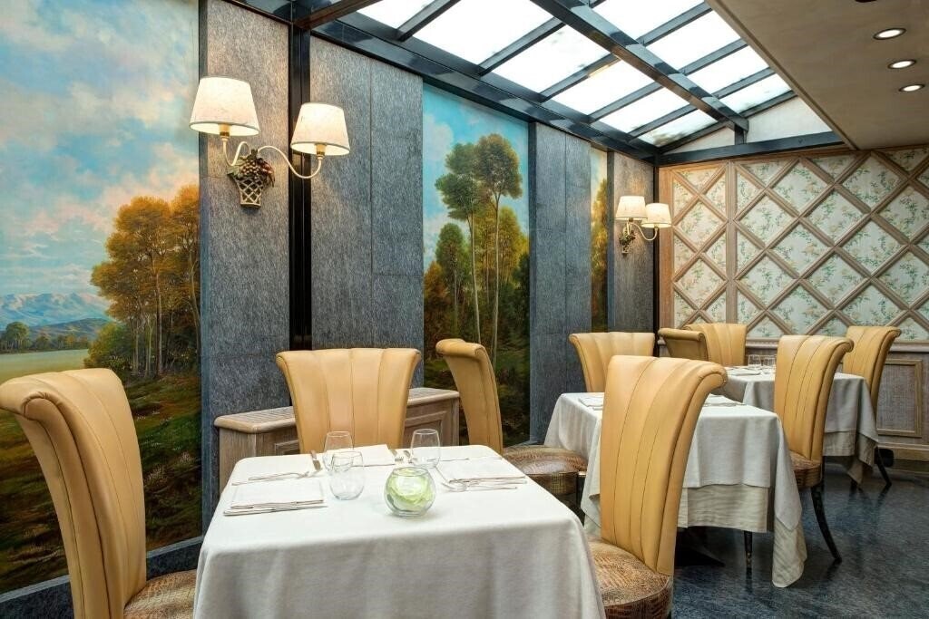 Готель Capitol Hotel 4*