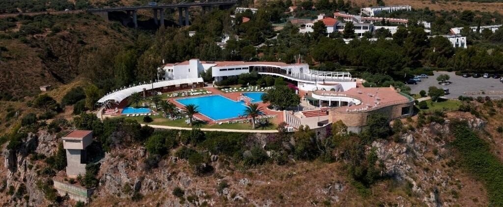 Zdjęcie Villaggio Torre Normanna 4*