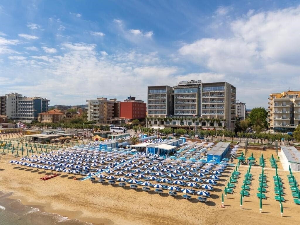 Zdjęcie Charlie In Pesaro 4*