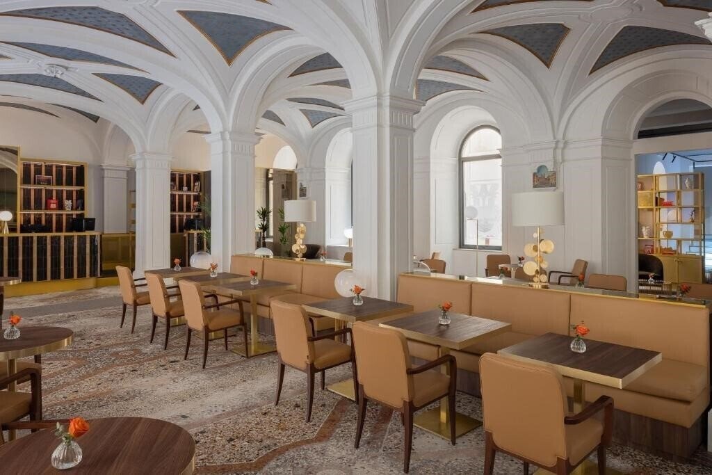 Зображення Art by the Spanish Steps 4*