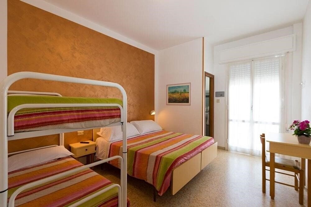 Отель Hotel Cosmos 3*